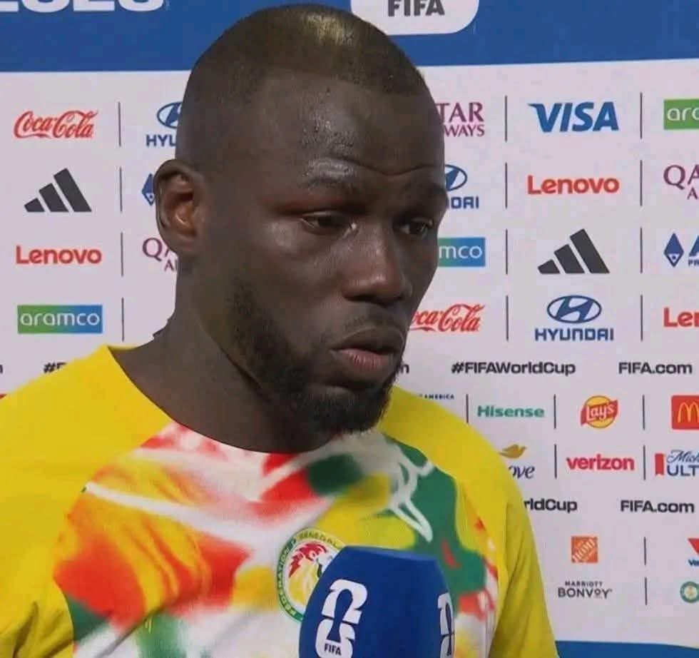 umradil's tweet photo. Amerikalı bir gazeteci, Kalidou Koulibaly'ye:

— "Paradise adlı gece kulübüne gitmeni tavsiye ederim. Tüm oyuncular oradaki atmosferin tadını çıkarıyor." dedi.

Kalidou Koulibaly'nin cevabı ise şöyle oldu:

— "Buraya geldiğimden beri evimden yalnızca antrenmanlar ve cami için çıktım. Biz Müslümanız; bu tür şeyler dinimizin ve kültürümüzün bir parçası değildir."