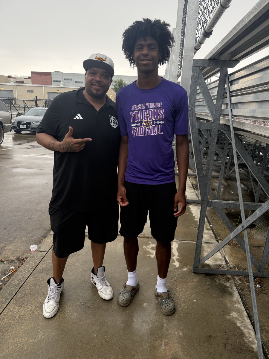 ChampionEllis11's tweet photo. After a great conversation with @_coachcotto I’m blessed to receive another offer from @TexasCollege23!! @CoachNorris3 @Coach_MRoberts #AGTG #recruitthevill https://t.co/cPZKW6La8G
