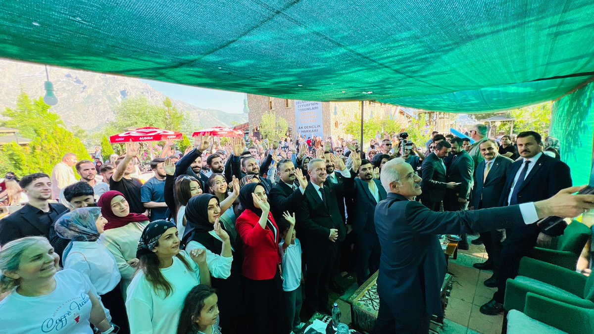 Akgencyova's tweet photo. 📍 Hakkâri | Kadın ve Gençlik Buluşması

Ulaştırma ve Altyapı Bakanımız Sayın Abdulkadir Uraloğlu’nun teşrifleriyle; Van Milletvekilimiz Sayın Kayhan Türkmenoğlu, İl Koordinatörümüz Sayın Bahattin Yıldız, İl Başkanımız Sayın Av. Zeydin Kaya, önceki dönem milletvekillerimiz, il başkanlarımız, ilçe başkanlarımız, belediye başkanlarımız ve kıymetli teşkilat mensuplarımızın katılımlarıyla Kadın ve Gençlik Buluşmamızı büyük bir heyecan, güçlü bir dayanışma ve kardeşlik iklimi içerisinde gerçekleştirdik.

Kadınlarımızın emeği, gençlerimizin enerjisi ve teşkilatlarımızın azmiyle Türkiye Yüzyılı hedeflerimize emin adımlarla ilerliyoruz. Birlik ve beraberliğimizi pekiştiren bu anlamlı buluşmada; ortak hedeflerimizi, milletimize hizmet sevdamızı ve geleceğe dair güçlü vizyonumuzu bir kez daha ortaya koyduk.

İnandığımız dava uğruna durmadan, yorulmadan çalışmaya; kadınlarımız ve gençlerimizle birlikte güçlü Türkiye yolculuğunu kararlılıkla sürdürmeye devam edeceğiz.
@RTErdogan 
@avyusufibis 
@a_uraloglu 
@K_Turkmenoglu_V 
@byildiz63 
@KayaZeydin 
@yrizgarozdemir 
@BurhanYASAR30 
@srvtkrstakkurt