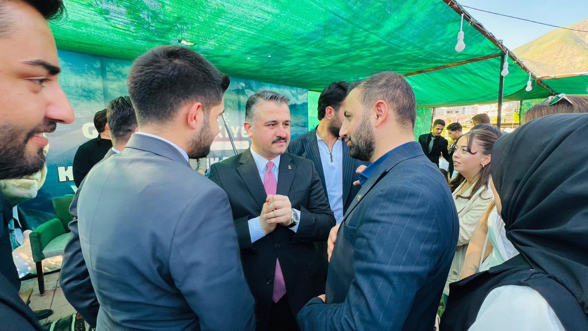 Akgencyova's tweet photo. 📍 Hakkâri | Kadın ve Gençlik Buluşması

Ulaştırma ve Altyapı Bakanımız Sayın Abdulkadir Uraloğlu’nun teşrifleriyle; Van Milletvekilimiz Sayın Kayhan Türkmenoğlu, İl Koordinatörümüz Sayın Bahattin Yıldız, İl Başkanımız Sayın Av. Zeydin Kaya, önceki dönem milletvekillerimiz, il başkanlarımız, ilçe başkanlarımız, belediye başkanlarımız ve kıymetli teşkilat mensuplarımızın katılımlarıyla Kadın ve Gençlik Buluşmamızı büyük bir heyecan, güçlü bir dayanışma ve kardeşlik iklimi içerisinde gerçekleştirdik.

Kadınlarımızın emeği, gençlerimizin enerjisi ve teşkilatlarımızın azmiyle Türkiye Yüzyılı hedeflerimize emin adımlarla ilerliyoruz. Birlik ve beraberliğimizi pekiştiren bu anlamlı buluşmada; ortak hedeflerimizi, milletimize hizmet sevdamızı ve geleceğe dair güçlü vizyonumuzu bir kez daha ortaya koyduk.

İnandığımız dava uğruna durmadan, yorulmadan çalışmaya; kadınlarımız ve gençlerimizle birlikte güçlü Türkiye yolculuğunu kararlılıkla sürdürmeye devam edeceğiz.
@RTErdogan 
@avyusufibis 
@a_uraloglu 
@K_Turkmenoglu_V 
@byildiz63 
@KayaZeydin 
@yrizgarozdemir 
@BurhanYASAR30 
@srvtkrstakkurt