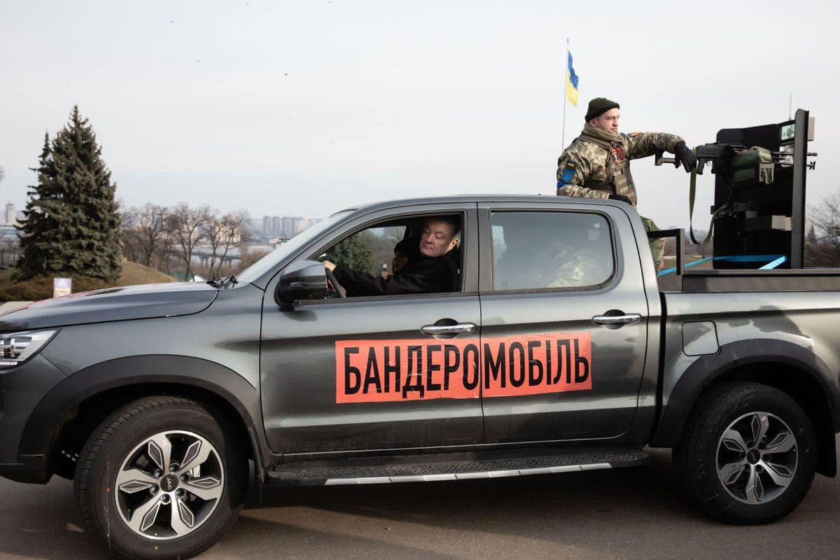 WarNewsPL1's tweet photo. 🇺🇦🇵🇱
❗️Były prezydent Ukrainy Petro Poroszenko zrzekł się Orderu Orła Białego.

Tak to ten, który dostarczał na front BANDEROMOBILE. https://t.co/B2a5YvcXQp
