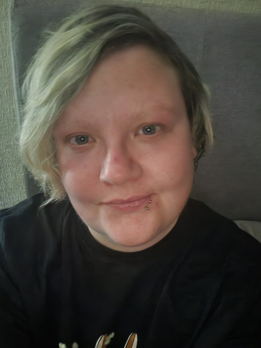 hellxmade_'s tweet photo. I take far too many selfies for someone who hates herself 😅🙃 https://t.co/kA8uYsrYtF