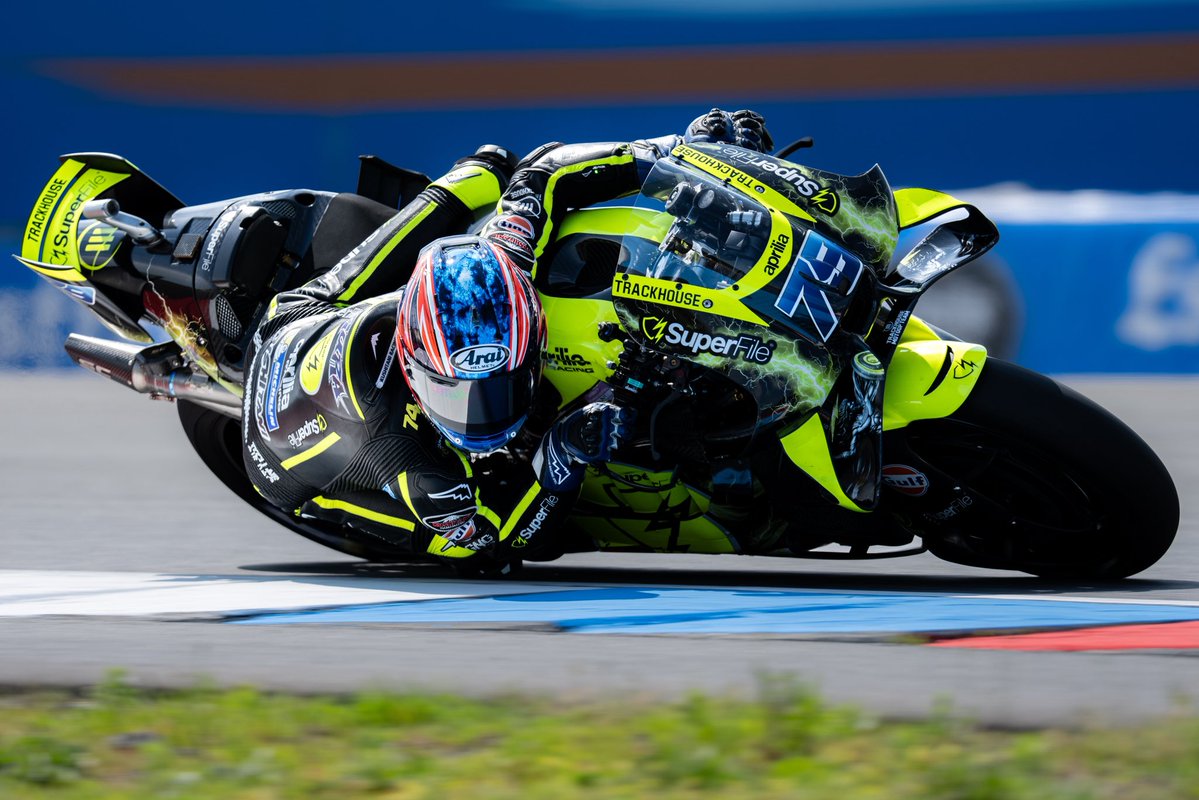 araihelmetjapan's tweet photo. MotoGP第9戦チェコGP、#小椋藍 選手がスプリントで2位表彰台獲得！
オープニングラップで2番手につけると、そのまま安定したレース運びでチェッカー。
本人も決勝へ向けた修正点はしっかり確認済み。さあ、駒は揃った。次に狙うのは表彰台の頂点。歴史を塗り替える瞬間へ――決勝に期待！ https://t.co/fHooZ1T1Lw
