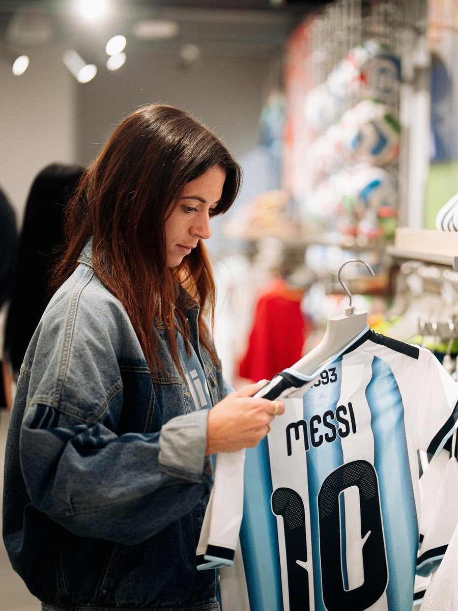 BarcaUniversal's tweet photo. Aitana Bonmatí x Messi https://t.co/3cJJ2AUSAM