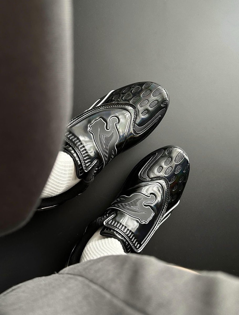 yazzxv's tweet photo. puma vs1 black gold https://t.co/DxbNy4HEvJ