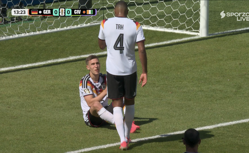 TouchlineX's tweet photo. 🚨 𝗕𝗥𝗘𝗔𝗞𝗜𝗡𝗚: SCHLOTTERBECK IS INJURED!

NEEDS TO BE TAKEN OFF! https://t.co/J5XkFHFIdJ