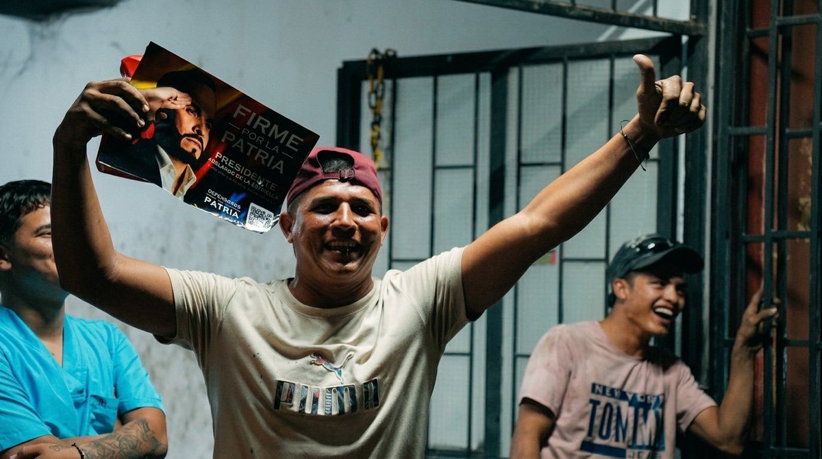 JuanGZuluaga's tweet photo. Esta galería resume lo que vivimos ayer en Villavicencio. Cada mirada y cada ciudadano que se unió al grito de #FirmePorLaPatria, confirma que el clamor por recuperar a Colombia es nacional. Estamos a horas de hacer historia. Vamos con toda. @ABDELAESPRIELLA #ElPuebloVotaTigre https://t.co/qgh28CM9ei