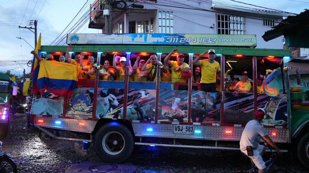 JuanGZuluaga's tweet photo. Esta galería resume lo que vivimos ayer en Villavicencio. Cada mirada y cada ciudadano que se unió al grito de #FirmePorLaPatria, confirma que el clamor por recuperar a Colombia es nacional. Estamos a horas de hacer historia. Vamos con toda. @ABDELAESPRIELLA #ElPuebloVotaTigre https://t.co/qgh28CM9ei