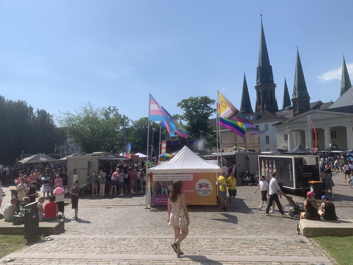Retired_Twink's tweet photo. Auf dem #CSDNordwest #CSDOldenburg mit dem wunderbaren @AkiraWoodpecker 🏳️‍🌈 https://t.co/b0to0CIz8z