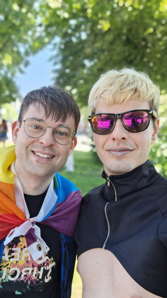 Retired_Twink's tweet photo. Auf dem #CSDNordwest #CSDOldenburg mit dem wunderbaren @AkiraWoodpecker 🏳️‍🌈 https://t.co/b0to0CIz8z