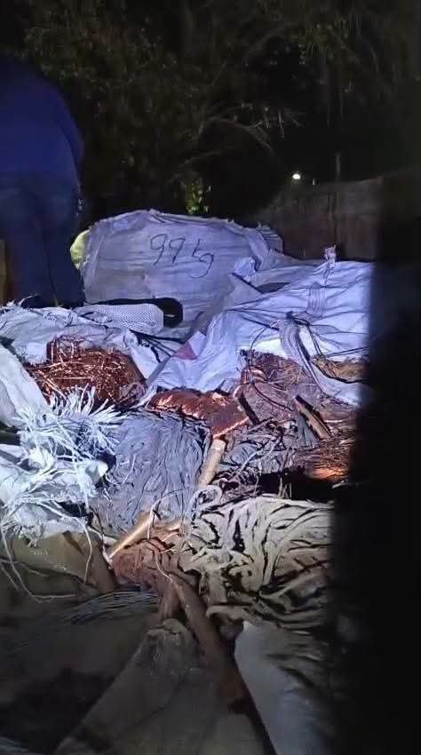 Patriot_S_A's tweet photo. Truck Driver Nabbed on N1 en route to Zimbabwe With Suspected Stolen Copper Cables and car rims Worth R1.8 Million. https://t.co/0bxFXOwako