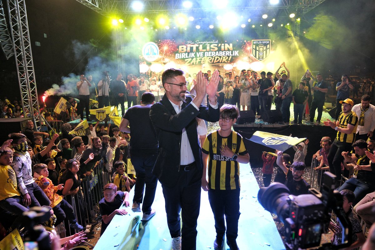 Ntanglay's tweet photo. Sezon boyunca ortaya koyduğu mücadele, azim ve başarılı performansla 3. Lig’e yükselen Bitlissporumuzun futbolcuları, teknik heyeti, yöneticileri, taraftarlarımız ve kıymetli hemşehrilerimizle birlikte şampiyonluğumuzu büyük bir coşku ve gurur içerisinde kutladık.

Bu büyük başarıda emeği geçen futbolcularımızı, teknik heyetimizi, yöneticilerimizi ve takımımızı hiçbir zaman yalnız bırakmayarak destek veren tüm hemşehrilerimizi yürekten tebrik ediyor, teşekkürlerimi sunuyorum.

3. Lig’de de aynı inanç, kararlılık ve birlik ruhuyla takımımızın yanında olmaya devam edeceğiz. 💛🖤
