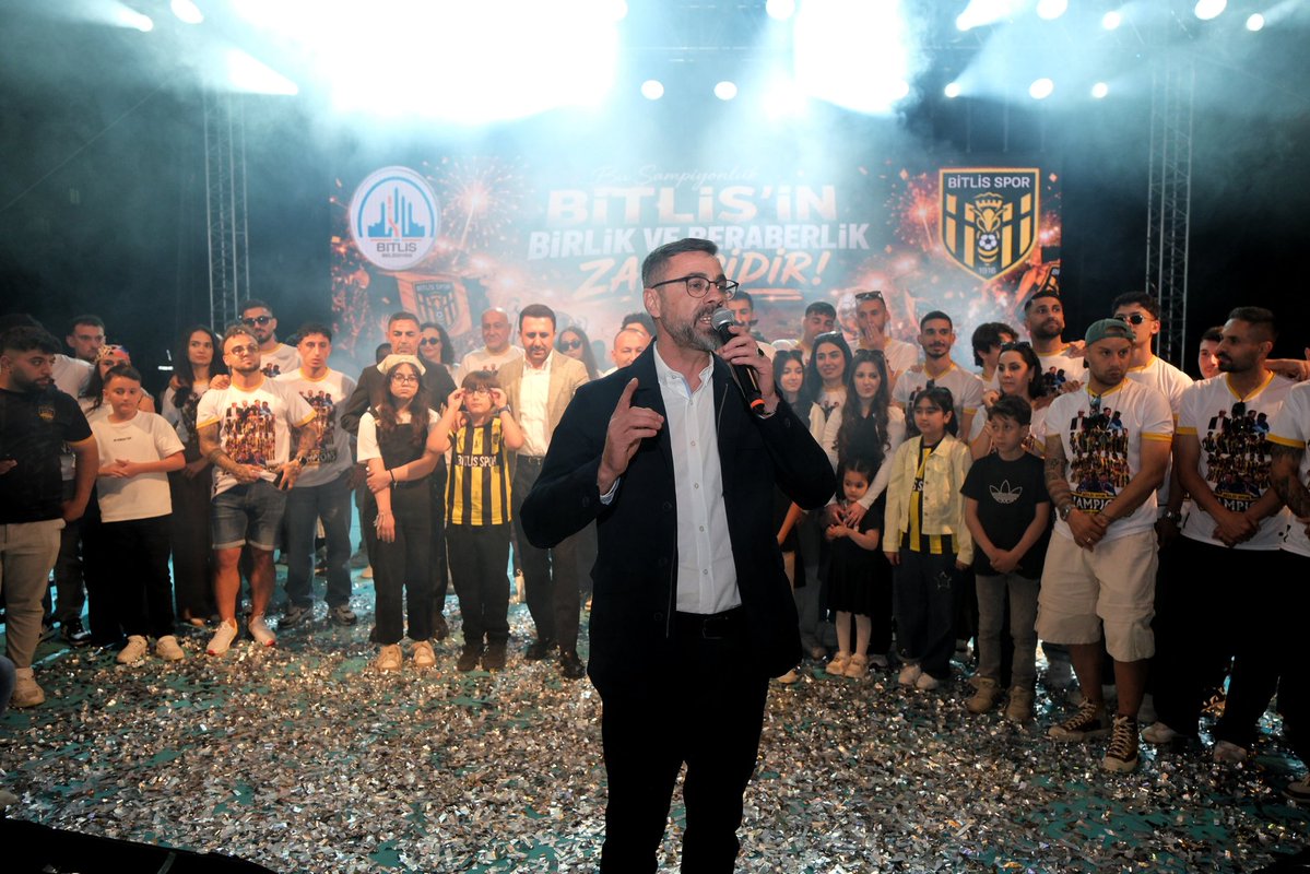 Ntanglay's tweet photo. Sezon boyunca ortaya koyduğu mücadele, azim ve başarılı performansla 3. Lig’e yükselen Bitlissporumuzun futbolcuları, teknik heyeti, yöneticileri, taraftarlarımız ve kıymetli hemşehrilerimizle birlikte şampiyonluğumuzu büyük bir coşku ve gurur içerisinde kutladık.

Bu büyük başarıda emeği geçen futbolcularımızı, teknik heyetimizi, yöneticilerimizi ve takımımızı hiçbir zaman yalnız bırakmayarak destek veren tüm hemşehrilerimizi yürekten tebrik ediyor, teşekkürlerimi sunuyorum.

3. Lig’de de aynı inanç, kararlılık ve birlik ruhuyla takımımızın yanında olmaya devam edeceğiz. 💛🖤