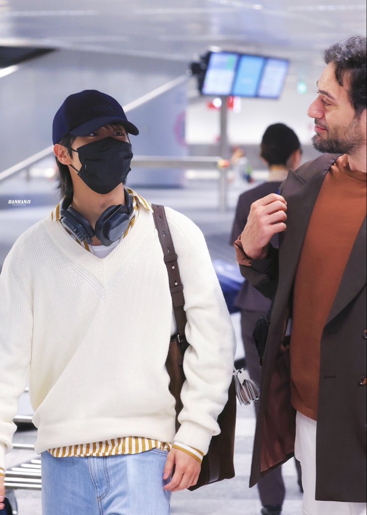 HanAceSung's tweet photo. Is the gentleman with han related to Tod’s? Because if they actually sent someone to personally welcome him at the airport I’m genuinely going to cry they’ve been so sweet with him https://t.co/g57T3Oz5QD