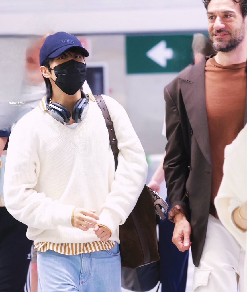 HanAceSung's tweet photo. Is the gentleman with han related to Tod’s? Because if they actually sent someone to personally welcome him at the airport I’m genuinely going to cry they’ve been so sweet with him https://t.co/g57T3Oz5QD