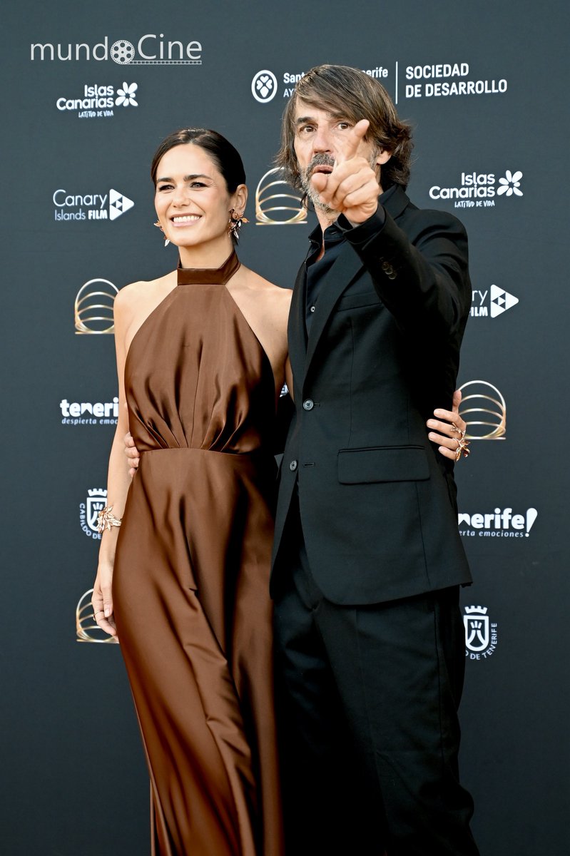 mundoCineES's tweet photo. ¡Los anfitriones de la noche! Santi Millán y Elena Sánchez pisan la alfombra roja antes de ponerse al frente de la primera edición de los Anillos de Oro.

📸 | © Marta Medina (@3martamp) https://t.co/3rAFmS7fLX