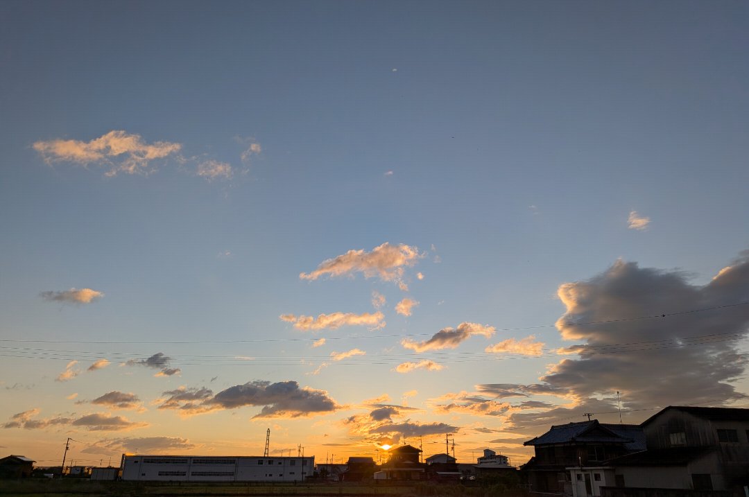 Yuko71822352's tweet photo. Guten Morgen. 
Heute ist Sonntag. 
Es ist auch die Sommersonnenwende.
☀️😊
#ドイツ語 #独学 https://t.co/gROGooOdOC