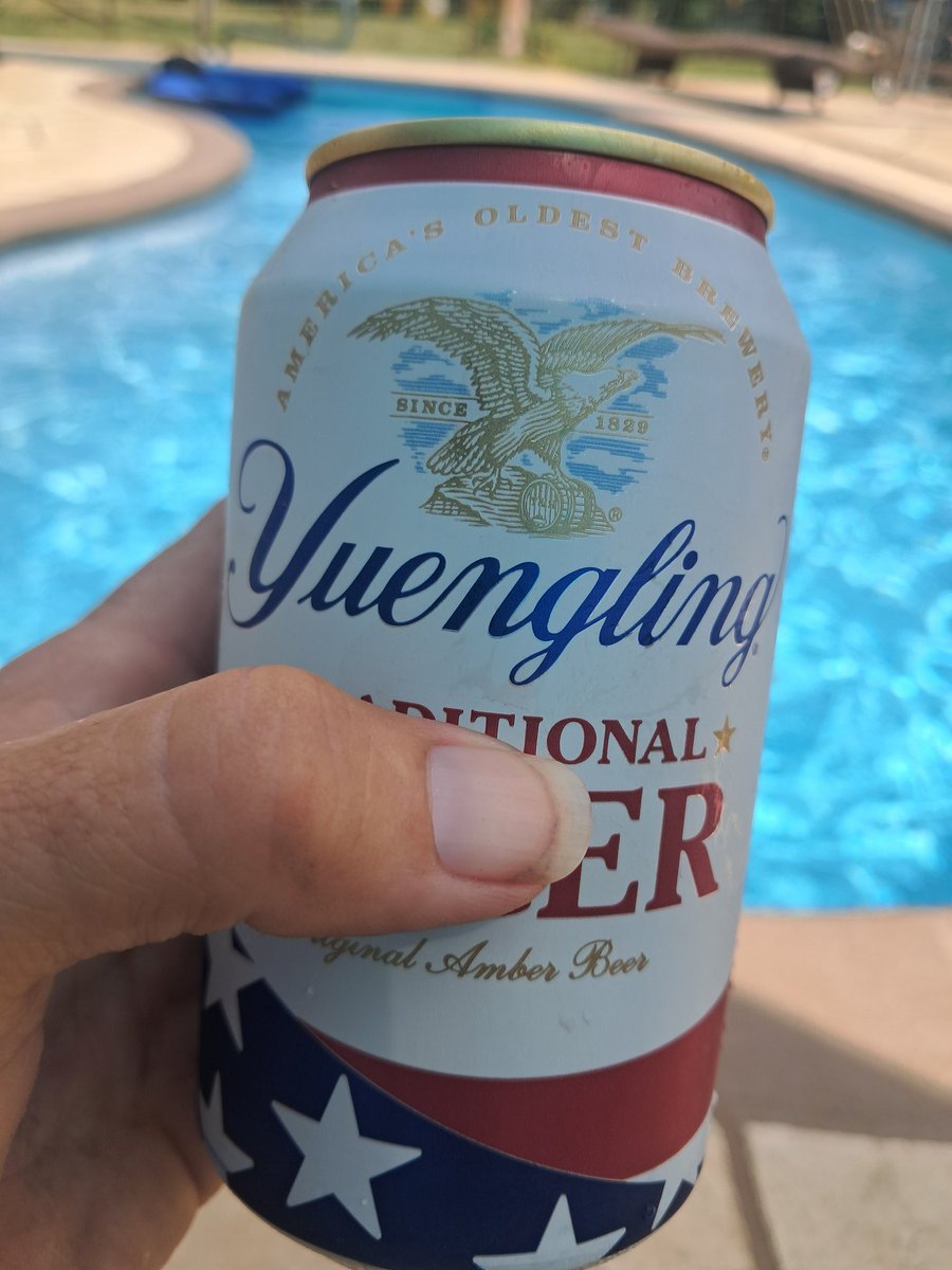 FlCracker84's tweet photo. Fire up the grill and give me a beer. Time to relax by the pool https://t.co/stljq0dQxN