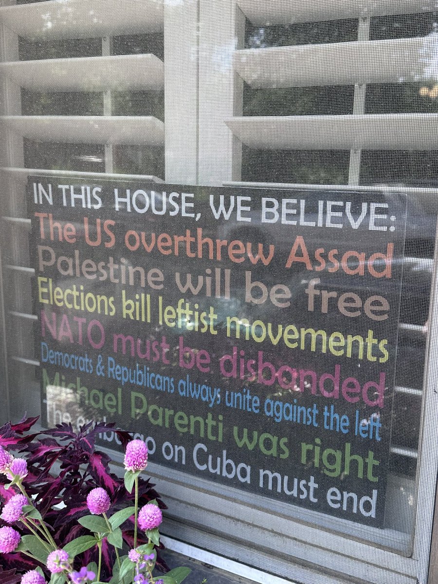 vvage_labor's tweet photo. the internet is bleeding into real life https://t.co/qOgFzTVDE4