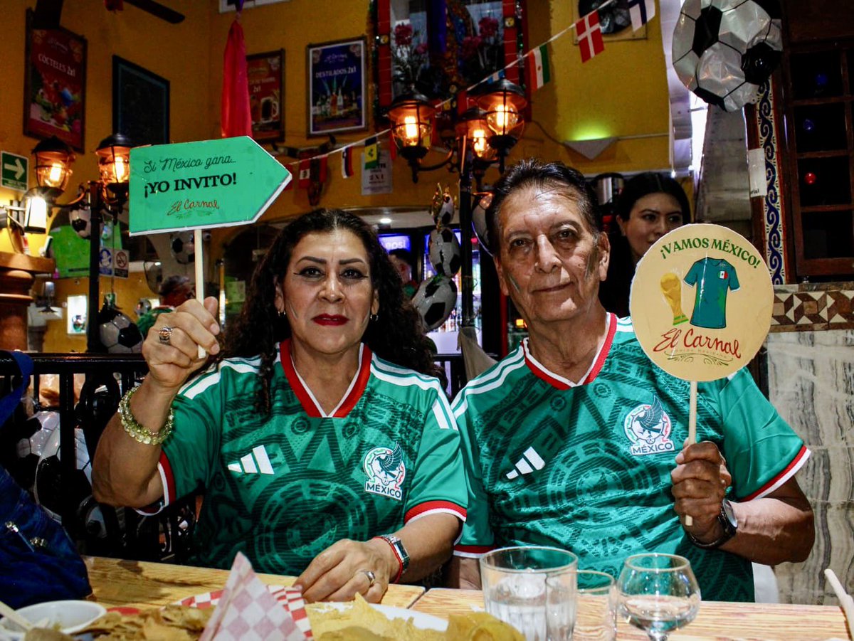 ElCarnalMx's tweet photo. 🇲🇽✨ Así se vive la pasión por el fútbol y la buena comida mexicana en El Carnal. ⚽️¡El partido se ve en todos lados, pero se vive y se celebra mejor aquí con nosotros!
Gracias a toda nuestra gran afición por acompañarnos. 

#TacosCDMX #PasionFutbolera #ElCarnalMx #cdmx https://t.co/R3OVuMlWCX