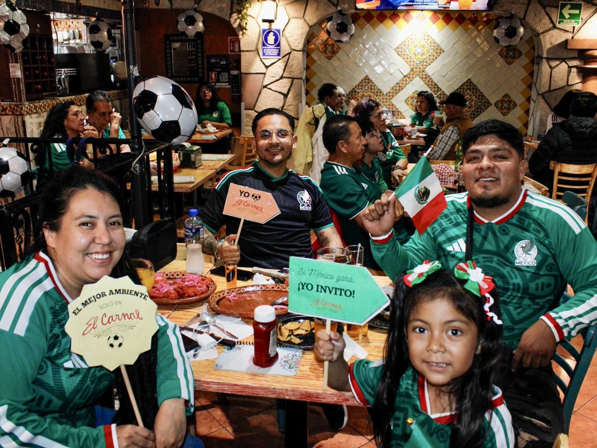 ElCarnalMx's tweet photo. 🇲🇽✨ Así se vive la pasión por el fútbol y la buena comida mexicana en El Carnal. ⚽️¡El partido se ve en todos lados, pero se vive y se celebra mejor aquí con nosotros!
Gracias a toda nuestra gran afición por acompañarnos. 

#TacosCDMX #PasionFutbolera #ElCarnalMx #cdmx https://t.co/R3OVuMlWCX