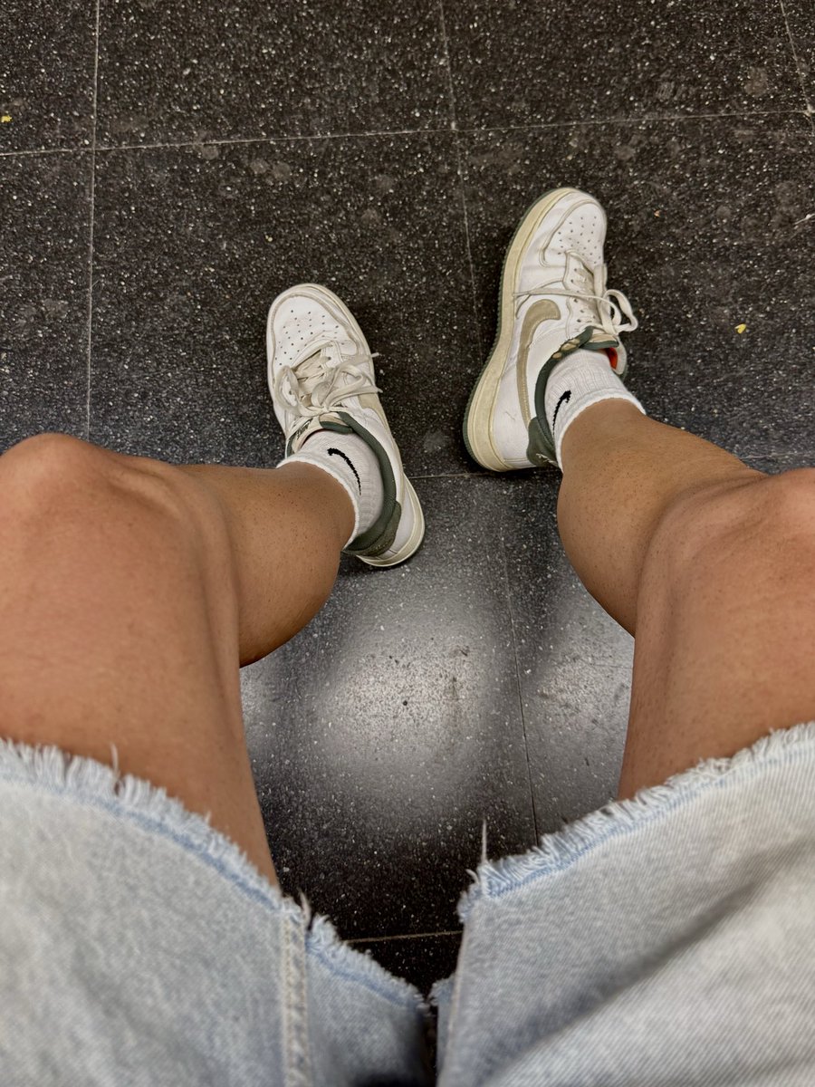 FitSwimmerMax's tweet photo. Waiting for a train 

#socks #nike #sneakers #whitesocks #guy https://t.co/de8L0flXNi