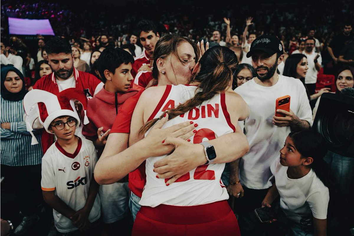 voleybolunsesi's tweet photo. 🇹🇷 İlkin Aydın ve annesi. 🫂 https://t.co/Mdubd1Cvua
