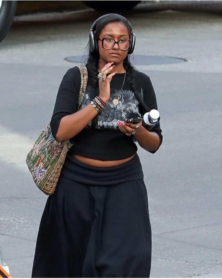 softblurss's tweet photo. Sasha Obama is so cool 🌸 https://t.co/smFqZE1e3S