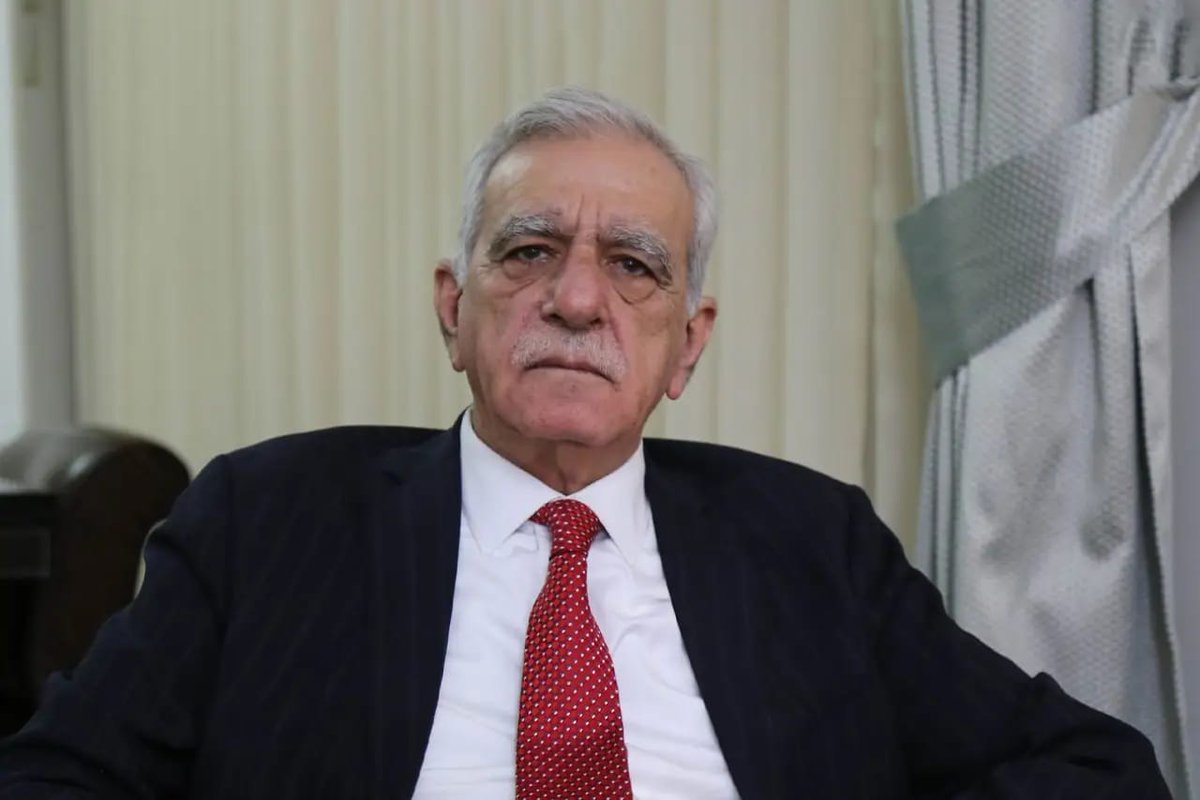 MilliyetciX's tweet photo. Mustafa Destici:

"Türk kavramından, Türk bayrağından, Türk isminden ve Türk devletinden bu kadar rahatsızsan, senin soyadın niye Türk?"

"Türkiye'de Kürt sorunu yoktur; Ahmet Türk gibi hainler ordusu sorunu vardır!" https://t.co/0dqSlNeQg1