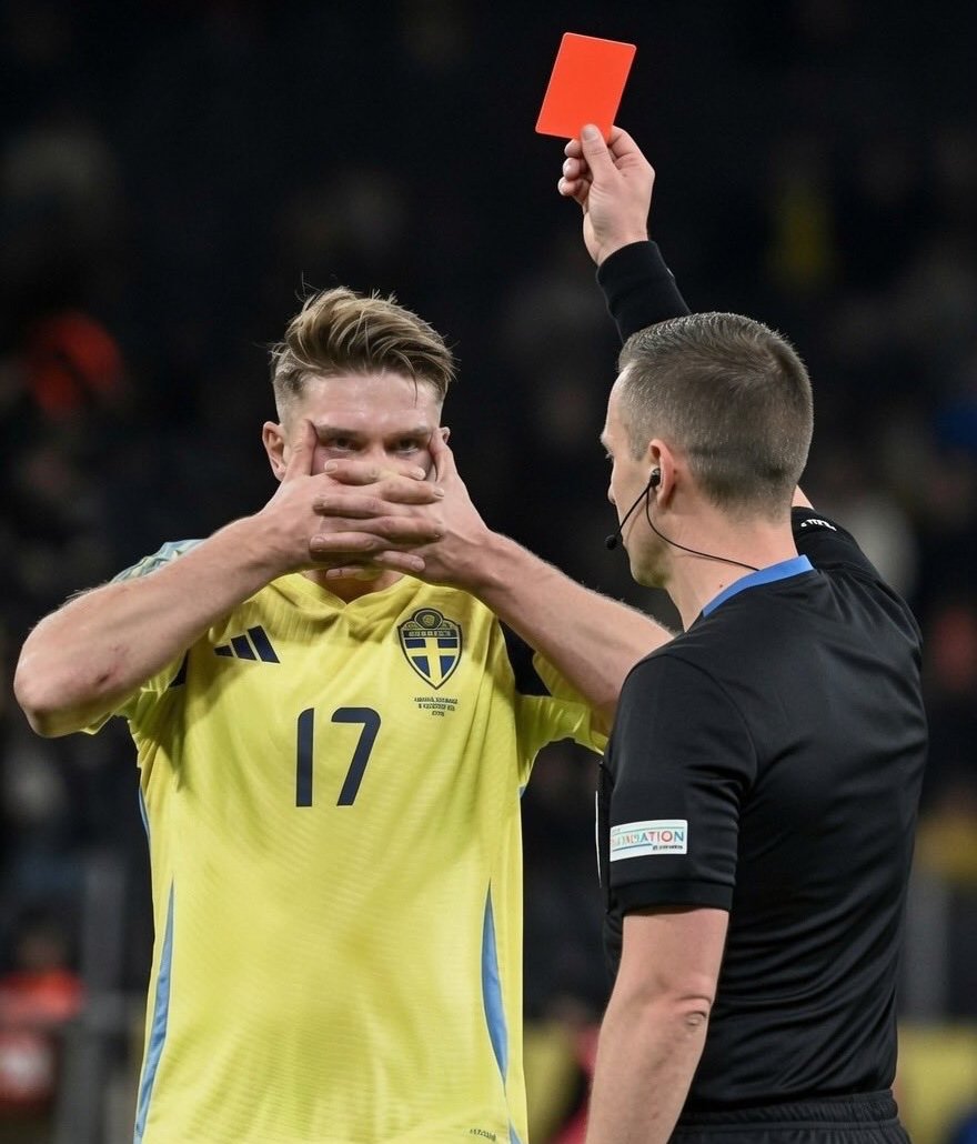 Mghazake's tweet photo. So basically Gyokeres got a red for dropping this celebration directly on the referee. https://t.co/faBNCf7Mh0