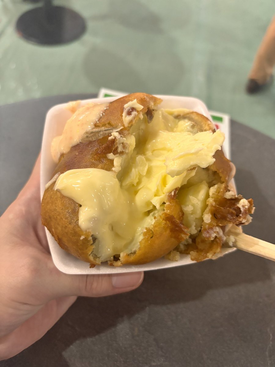 e34_x's tweet photo. 川崎のお祭りみたいなやつ友達と行ってきた〜〜✌️

桃のワインと安定のじゃがバター(1口しか食べてない)

めちゃくちゃ楽しかったしめちゃくちゃ飲めたから大満足！👌
今日は友達とサッカー観戦します🇯🇵 https://t.co/nBIz6mDnK9