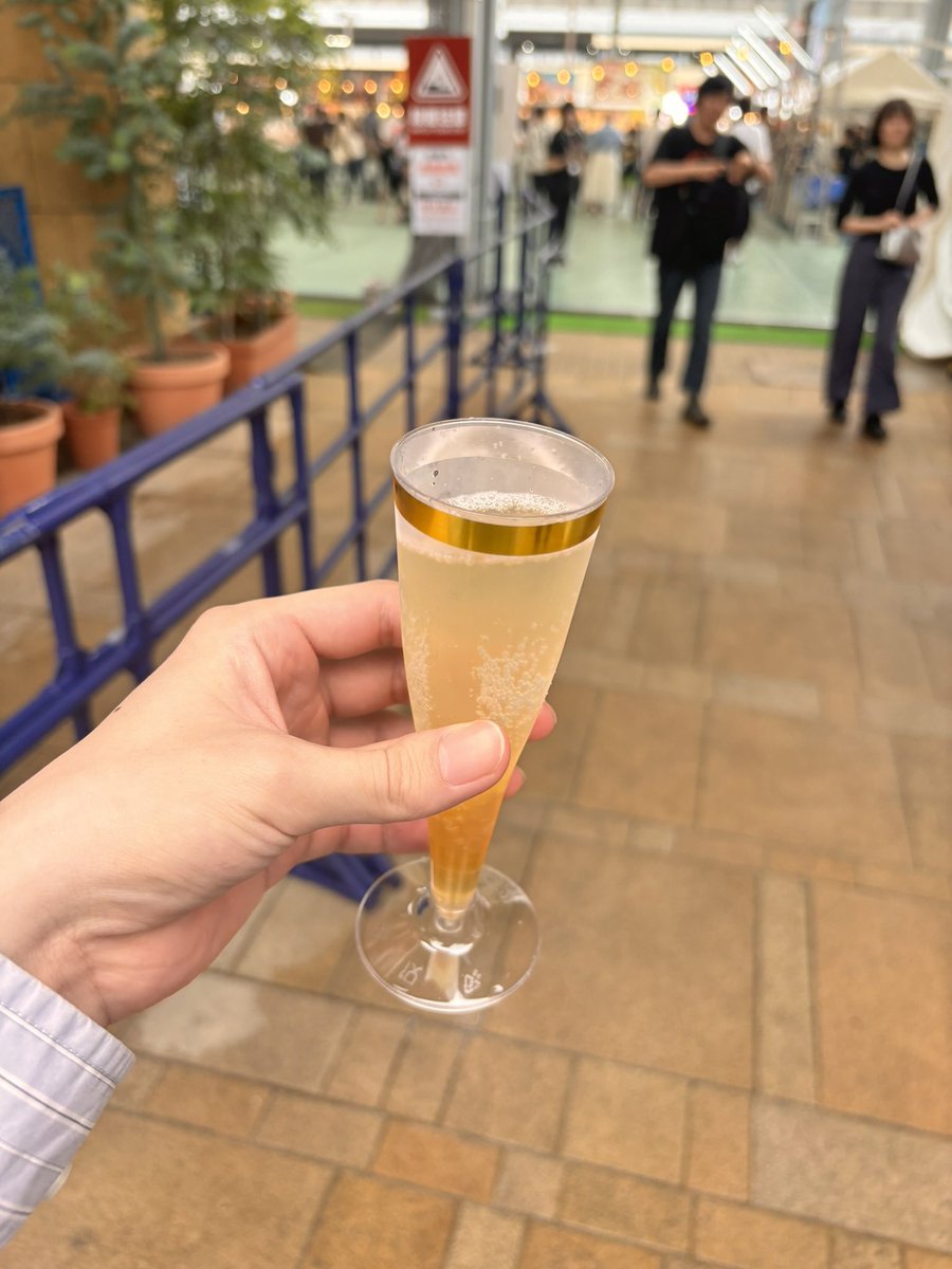 e34_x's tweet photo. 川崎のお祭りみたいなやつ友達と行ってきた〜〜✌️

桃のワインと安定のじゃがバター(1口しか食べてない)

めちゃくちゃ楽しかったしめちゃくちゃ飲めたから大満足！👌
今日は友達とサッカー観戦します🇯🇵 https://t.co/nBIz6mDnK9