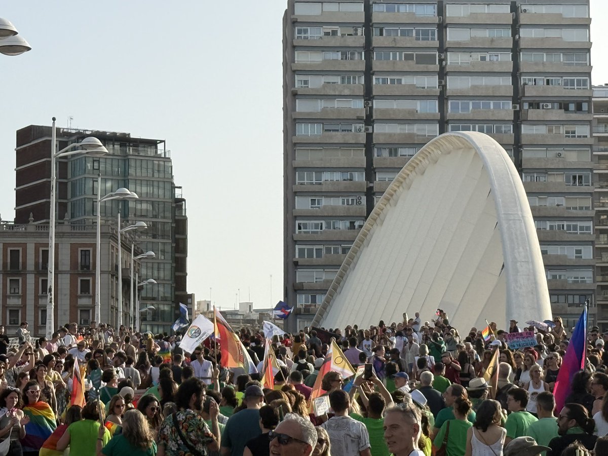 PSOEValencia's tweet photo. Hi ha banderes que representen molt més que colors.

Representen la lluita de qui es va negar a amagar-se, el dret a estimar lliurement i una societat més justa per a totes i tots.

Hui i sempre, orgull, diversitat i llibertat.

🏳️‍🌈❤️ https://t.co/nL3YyIbEC9