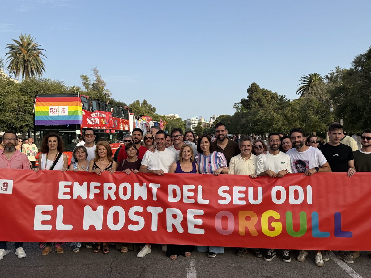 PSOEValencia's tweet photo. Hi ha banderes que representen molt més que colors.

Representen la lluita de qui es va negar a amagar-se, el dret a estimar lliurement i una societat més justa per a totes i tots.

Hui i sempre, orgull, diversitat i llibertat.

🏳️‍🌈❤️ https://t.co/nL3YyIbEC9