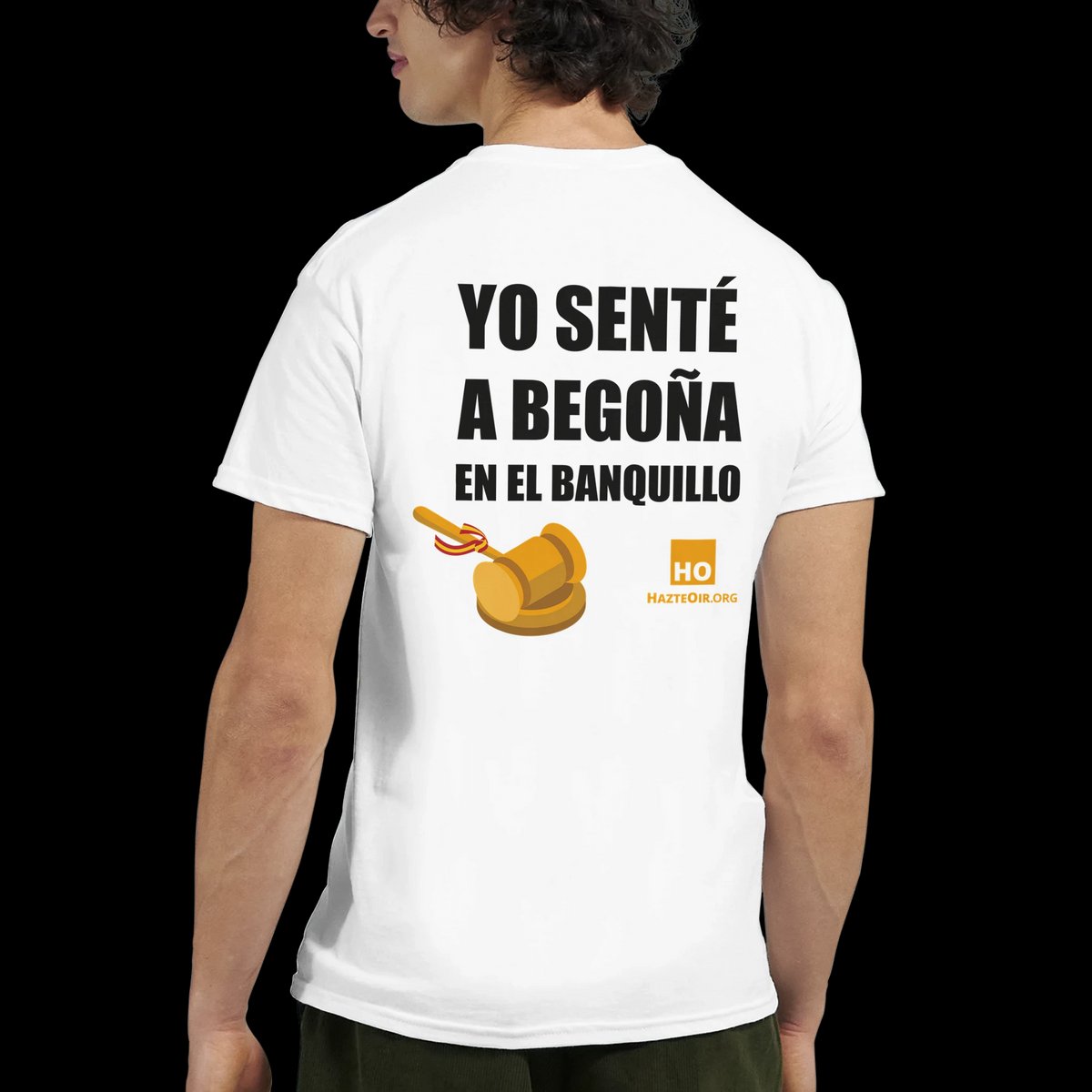 hazteoir's tweet photo. YO SENTÉ A BEGOÑA EN EL BANQUILLO

⚖️ Sí, como ya sabes, Hazte Oír ejerce la dirección letrada de las acusaciones populares en el Caso Begoña.

🫵 Por lo que sí, tú también has sentado en el banquillo a la mujer de Pedro Sánchez.

👕 Con el objetivo de que toda España lo sepa, sacamos esta camiseta para dejar claro que si hoy el juez le ha retirado el pasaporte y le ha obligado a fichar cada 15 días, es gracias a ti, que nos apoyas cada día.

👇 No te quedes sin la tuya:
https://t.co/1EBwfU6olQ