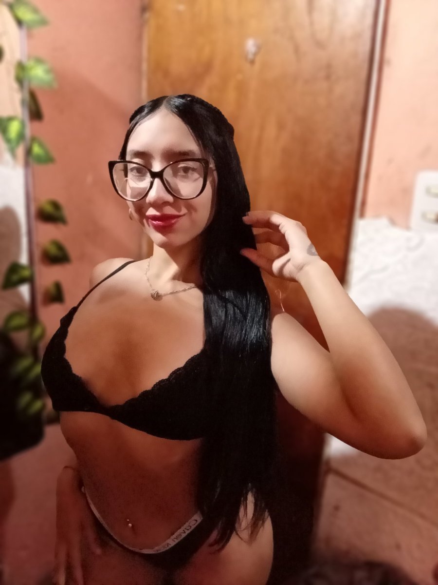 celesteh8x's tweet photo. Soy una nueva aca,en mi perfil podes conocerme más💙🫢 https://t.co/OePUpBclZV