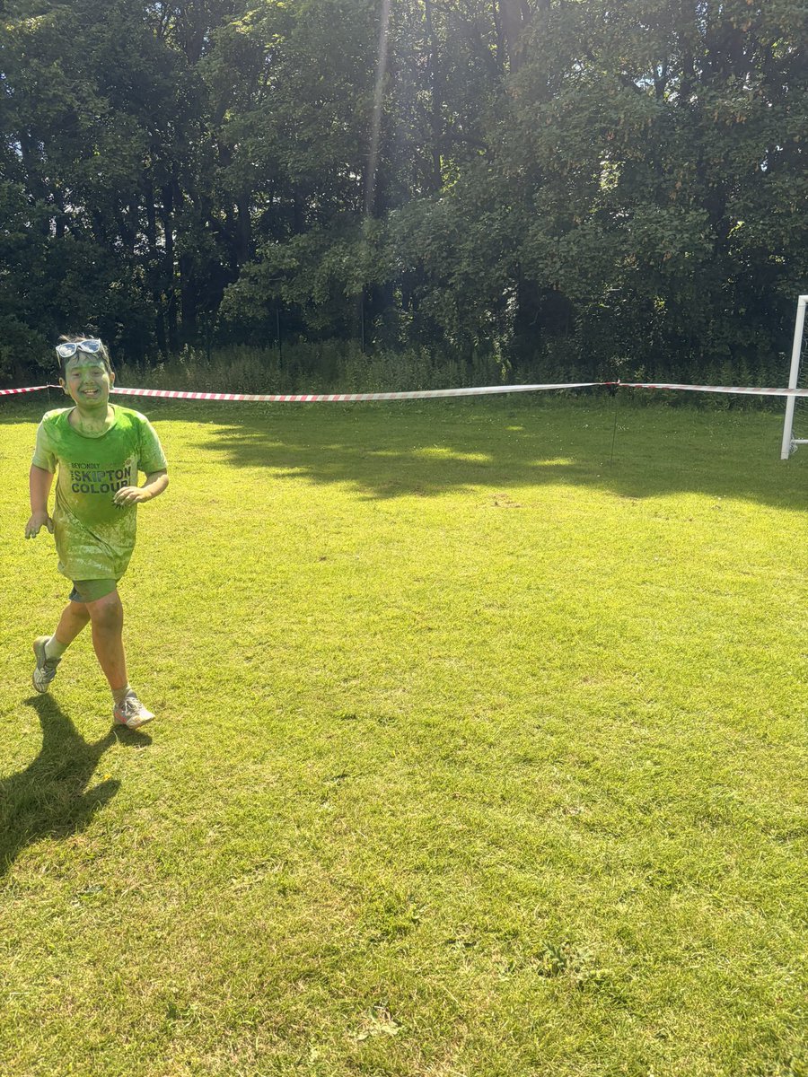 confusedKx's tweet photo. Before and after #colourrun #skipton https://t.co/17WX1Y55vE