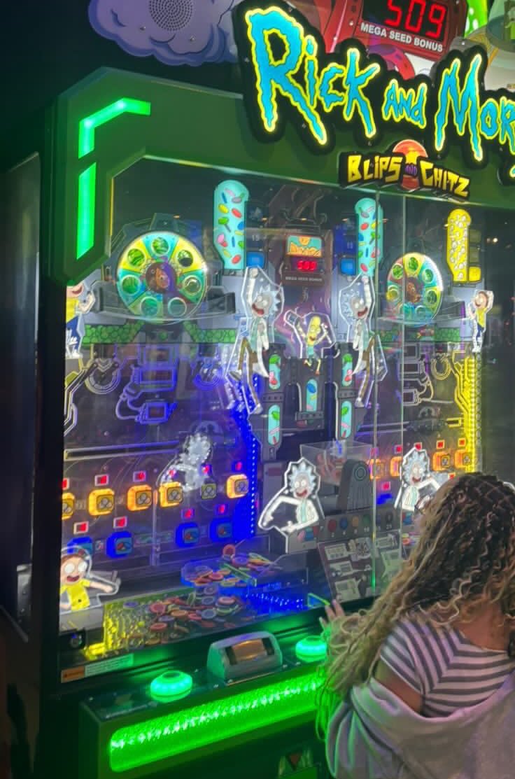 insufferbl's tweet photo. i fell to my knees when i saw this….,., rick and morty arcade game save me https://t.co/dvlS2fAAbC