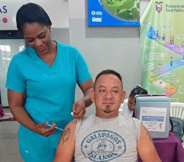 Salud_Guayas's tweet photo. #MSPEnTerritorio | Hasta las instalaciones de la @TerminalesGye llegó brigadas de vacunación de @Salud_Ec, por ser de mayor concurrencia ciudadana, para inmunizar a los usuarios de este servicio contra la influenza 💉  y así evitar complicaciones en los casos gripales. https://t.co/J35KOKCmmu