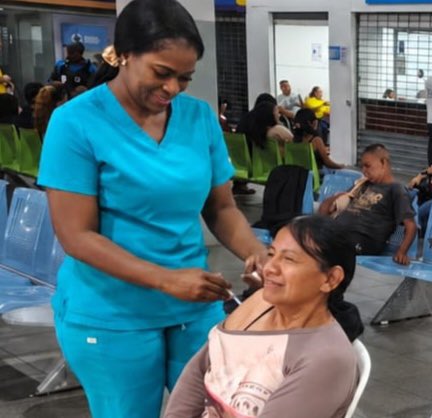 Salud_Guayas's tweet photo. #MSPEnTerritorio | Hasta las instalaciones de la @TerminalesGye llegó brigadas de vacunación de @Salud_Ec, por ser de mayor concurrencia ciudadana, para inmunizar a los usuarios de este servicio contra la influenza 💉  y así evitar complicaciones en los casos gripales. https://t.co/J35KOKCmmu