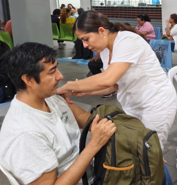 Salud_Guayas's tweet photo. #MSPEnTerritorio | Hasta las instalaciones de la @TerminalesGye llegó brigadas de vacunación de @Salud_Ec, por ser de mayor concurrencia ciudadana, para inmunizar a los usuarios de este servicio contra la influenza 💉  y así evitar complicaciones en los casos gripales. https://t.co/J35KOKCmmu