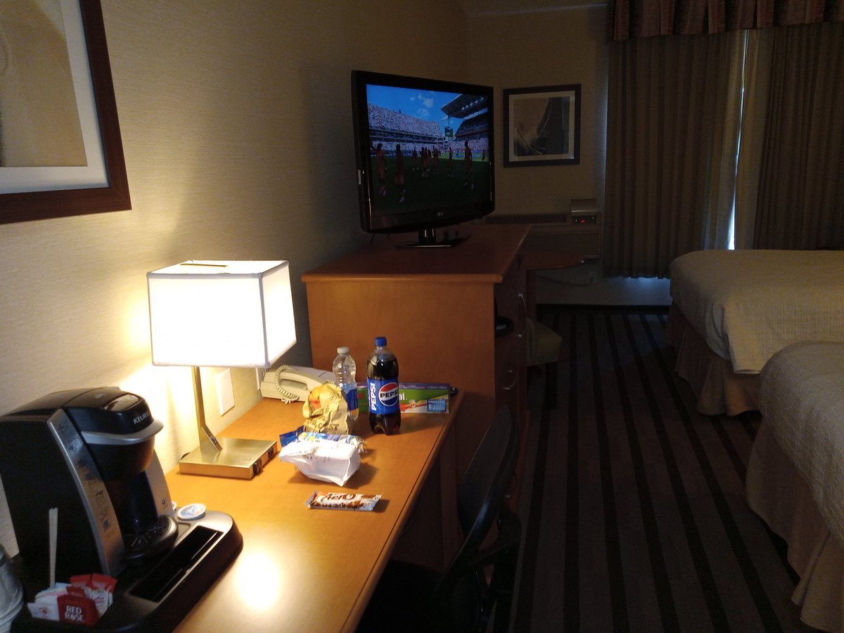 JOHNBROUMAS's tweet photo. Surrey BC Saturday June 20 2026 my Hotel room today. 
Breakfast at the Hotel. Central 
City  Mall shopping today. 
Burger King 👑 Whopper combo for lunch.Jr Whopper Pepsi Chocolate Bar for dinner.
🙂🍳🧇🥐🧁🧁🧃🧃🍔🍟🥤🍔🍫🥤⚾⚽🎪🇨🇦🏟️🏈 https://t.co/m9PtX3ePIF