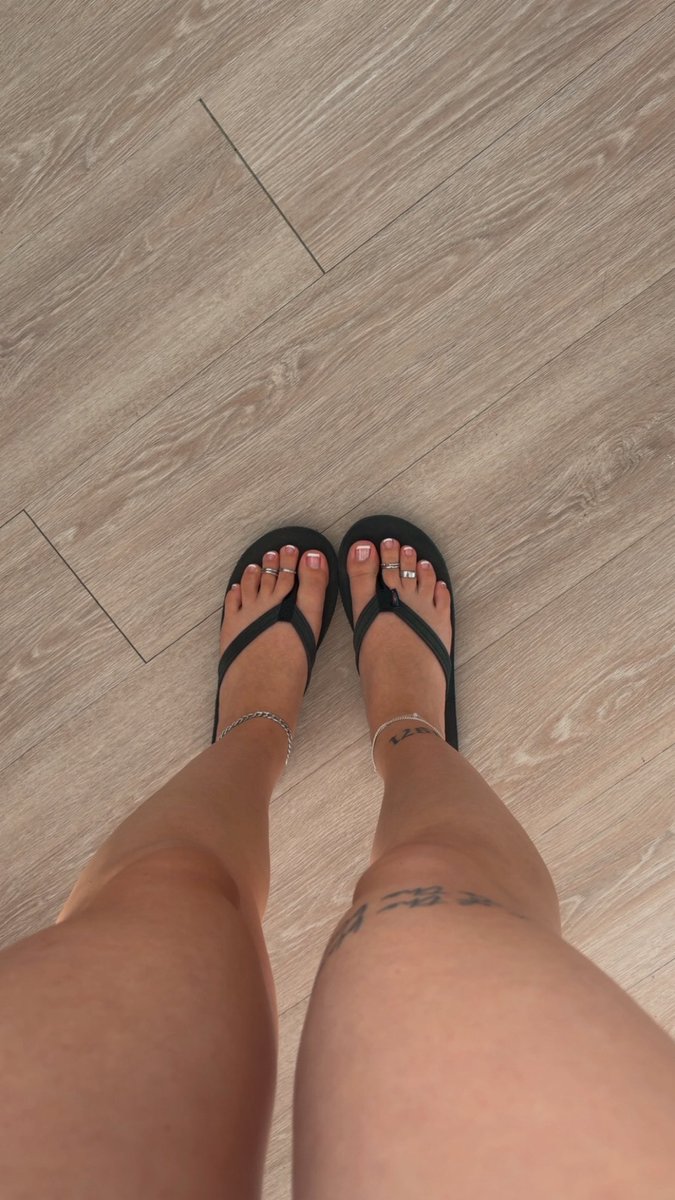kenzieeeeagain's tweet photo. I bought rainbows two weeks ago and they’re the only shoe I’ve worn 13 year old me knew what tf was up https://t.co/EAPZgcXk4y