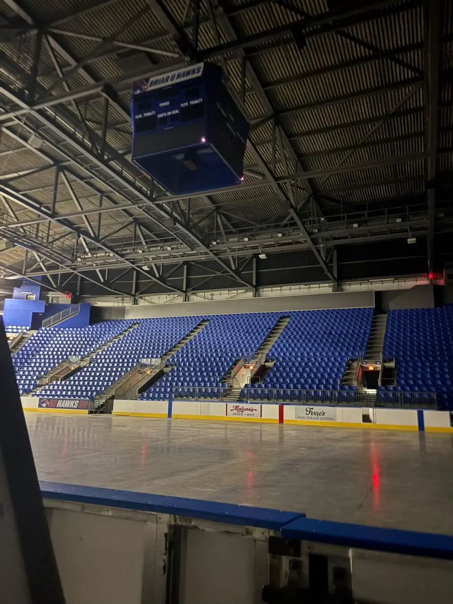 offcampusbra's tweet photo. BRIAR HAWKS VOLTANDO! 🏒| O gelo foi colocado de volta na arena da UBC para as filmagens da 2ª temporada de ‘Off Campus’. 🔥 https://t.co/e0ACq9YL3T