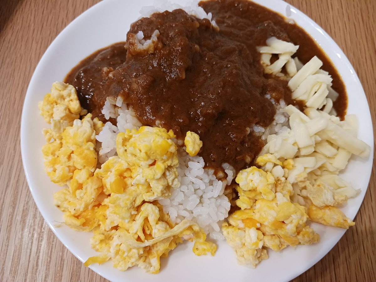 Montatsu's tweet photo. 今月は新宿中村屋のレトルトカレーにチーズと卵をトッピング。既に6月という事実に衝撃を受けました笑

#毎月20日はカレーの日 https://t.co/RWDzTFashA