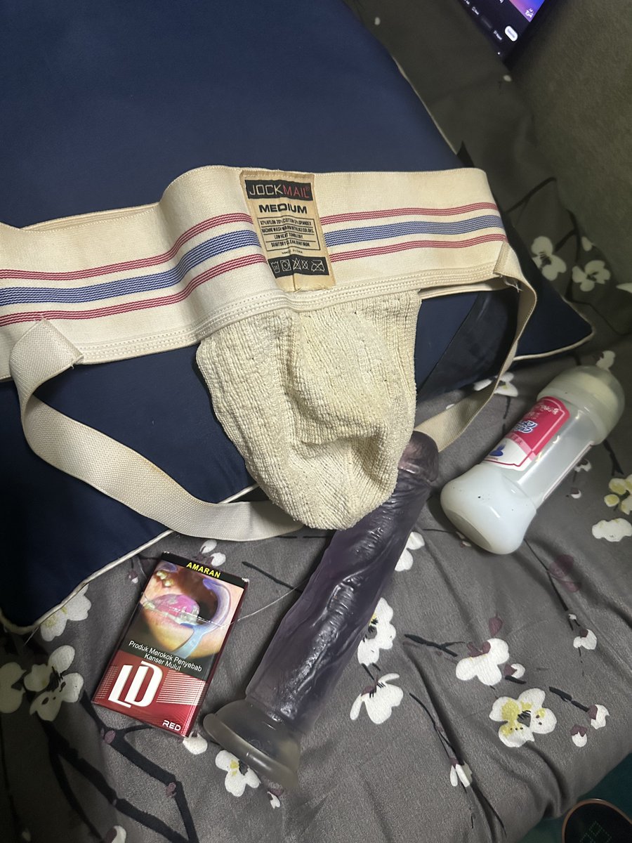 AbgSpender's tweet photo. Coz tomorrow’s off.. let’s go check the ‘harvest’ after 2 weeks babe.. the whole fucking room stinks of it.. 😈 (piss and cum everywhere) https://t.co/2coKL5ATBW