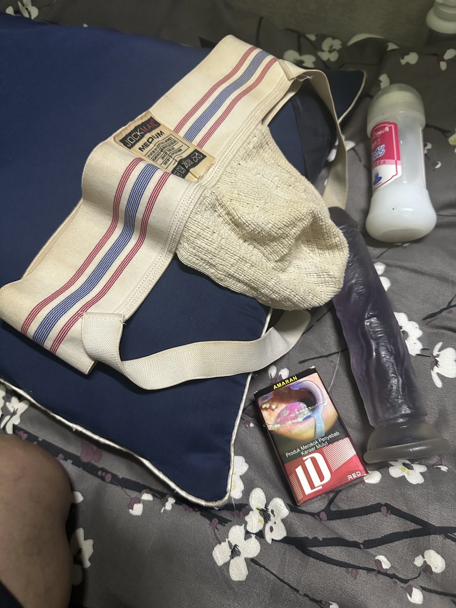AbgSpender's tweet photo. Coz tomorrow’s off.. let’s go check the ‘harvest’ after 2 weeks babe.. the whole fucking room stinks of it.. 😈 (piss and cum everywhere) https://t.co/2coKL5ATBW