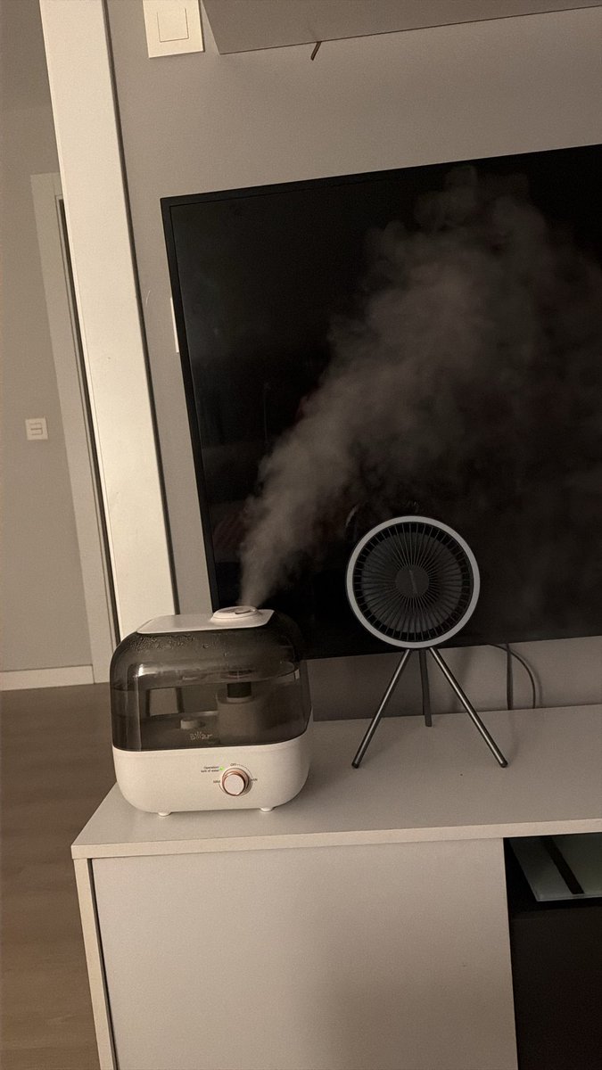 akodotsuko's tweet photo. Consejo veraniego para estos días de calor. El combo humidificador más ventilador funciona especialmente bien. https://t.co/1zXiAhRJyh