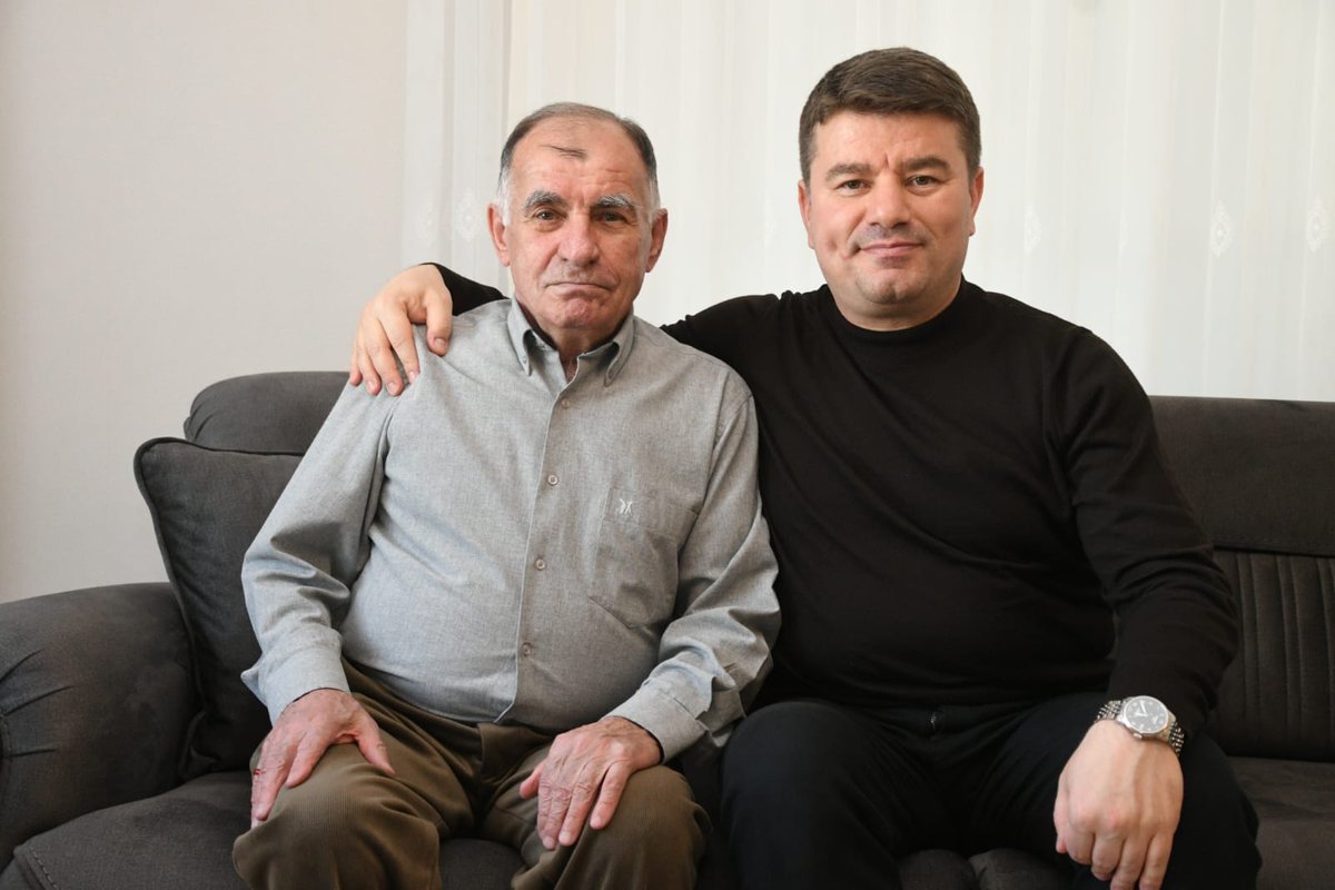 evrendincertr's tweet photo. Bazı isimler vardır ki, bir ömür boyu insanın kalbinde sönmeyen bir ışık gibi yaşar…
“Baba” işte tam da o isimdir. ❤️✨

Günaydın Aksaray’ım 🙋‍♂️

Başta şehitlerimizin ve gazilerimizin kıymetli babaları olmak üzere;
Hayatımızın her anında varlığıyla güç veren, emeğiyle yolumuzu aydınlatan tüm babalarımızın Babalar Günü’nü en içten duygularımla kutluyorum. 🤗

Bu vesileyle ebediyete irtihal eden tüm babalarımızı rahmet ve minnetle anıyorum. 🤲

Tüm hemşehrilerime sevdikleriyle birlikte sağlık, huzur ve mutluluk dolu bir gün diliyorum. 🙋‍♂️

#BabalarGünü