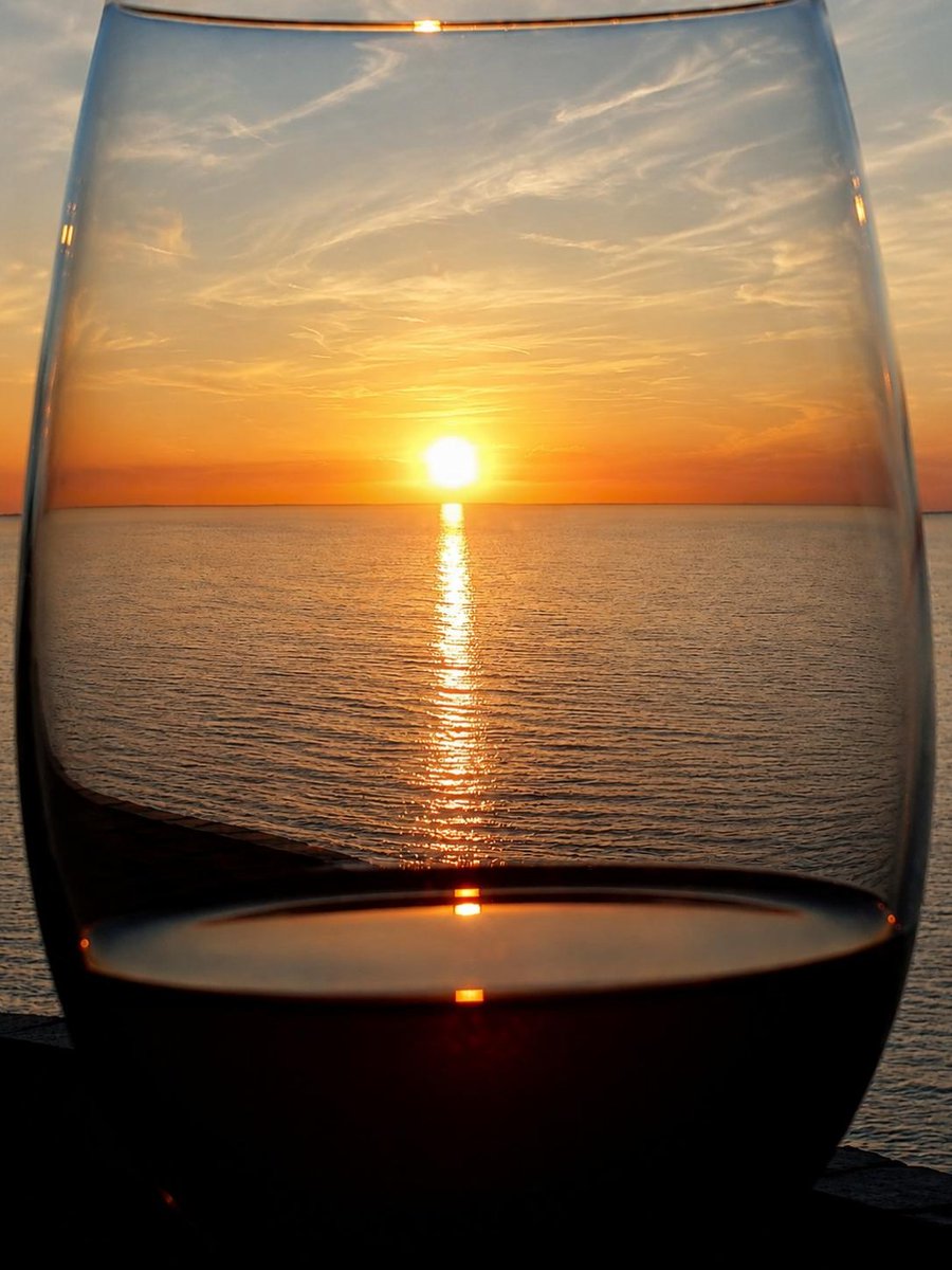 CornwallK8's tweet photo. Red and gold! 🍷🌅
#Cornwall #Sunset #StormHour #SaturdayVibes https://t.co/vDv5mGrc1d